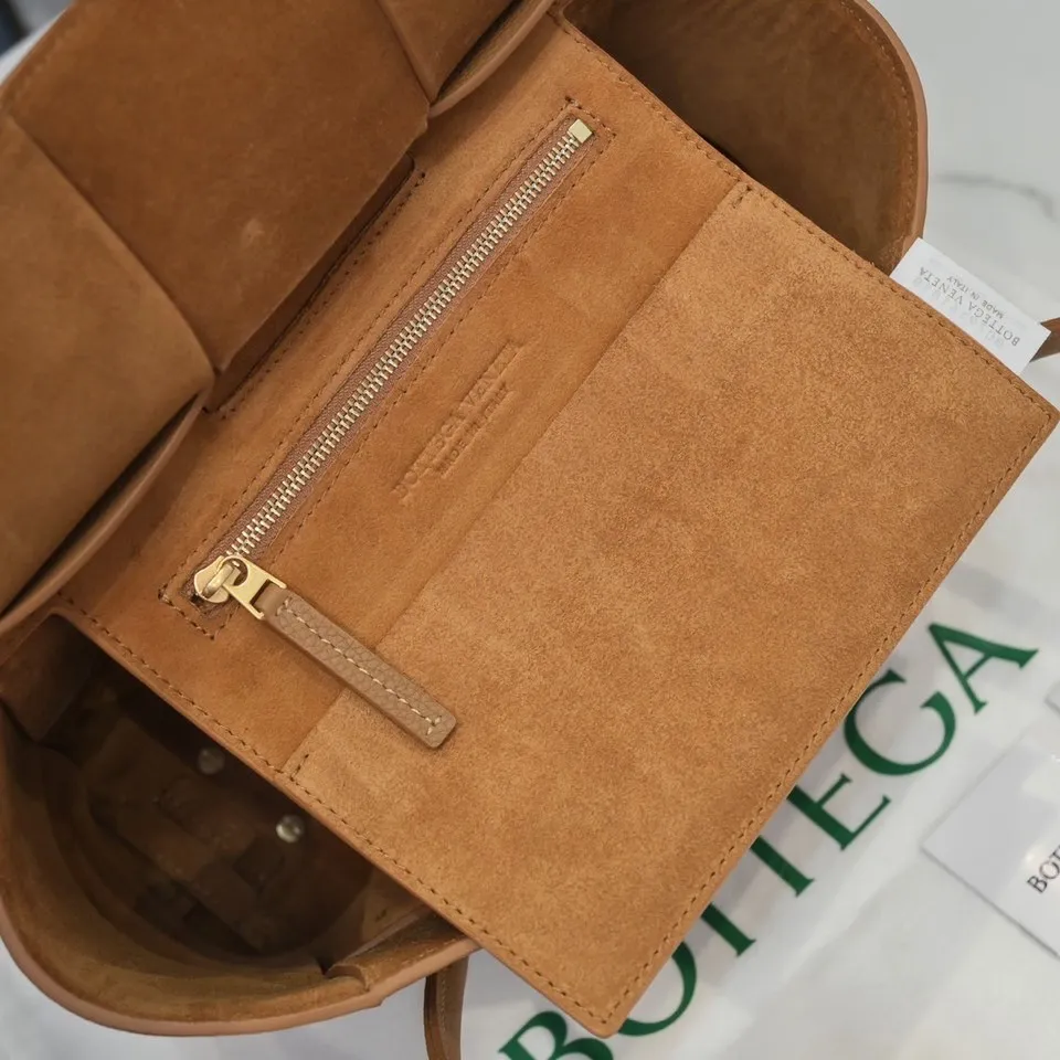 Bottega Veneta [Love] Arco medium 🖤 pebbled pattern size: bag opening 33, bag body 22*6*20 BV’s most classic elements, showing the uniqueness of art, maintaining fresh fashion radiance, high-end design, more fashionable, effortlessly bringing out the soul of the bag, easy to wear and large capacity, don’t worry about things, it is definitely enough to hold! Model 【6683#】Caramel